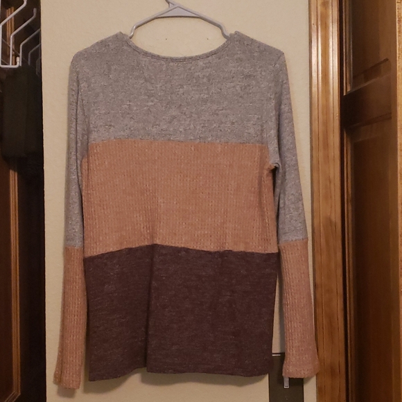 Color Block Top - Picture 4 of 4